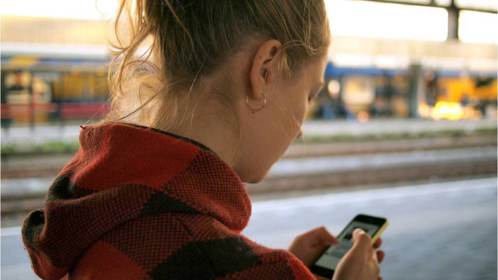 united kingdom, england, mobile phone ban in uk schools, phone ban in england, phone ban in schools, england school, british govt, british education department
