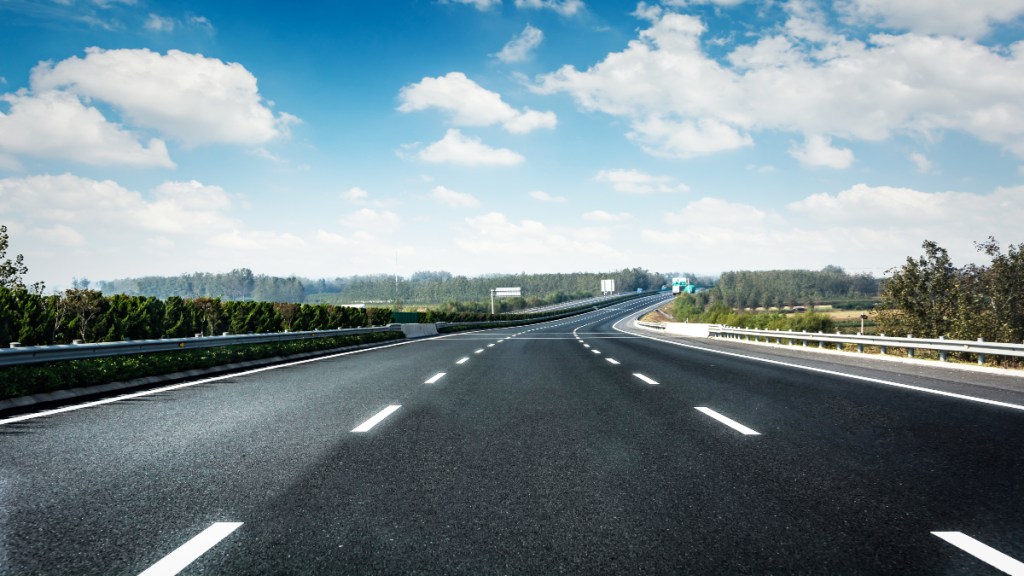 NH-58 serves as a crucial link between Gujarat and Rajasthan, facilitating access to destinations like Ambaji Temple, Udaipur, Polo Forest and various historical sites. (Image: Freepik)