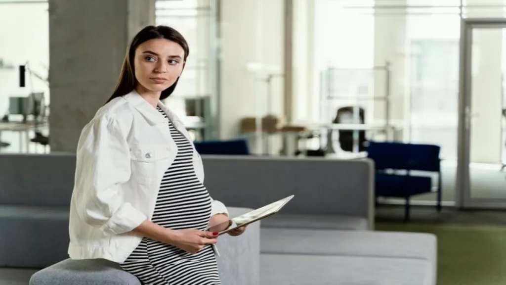 Pregnancy and Motherhood tend to lengthen the duration of career break, which result in the lesser chance of returning to employment. (image; Freepik)