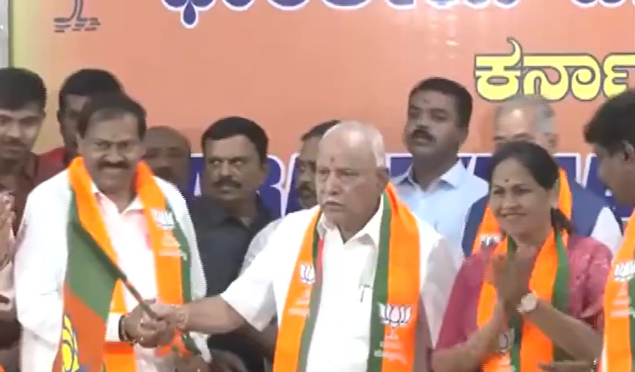 Former Congress MLA Akhanda Srinivas Murthy joins BJP