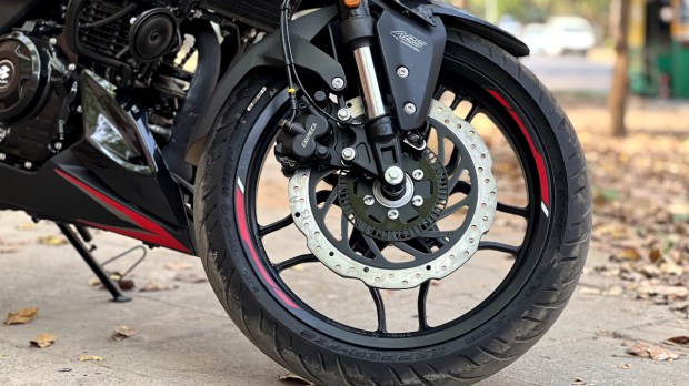 Bajaj Pulsar N250 brakes