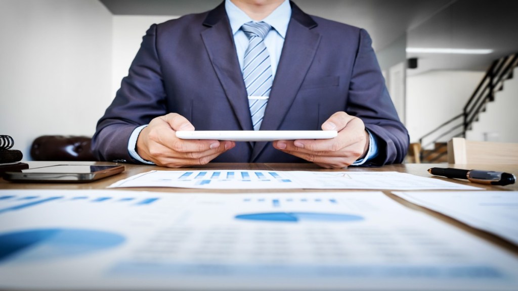 The new technology had transformed the demand structure of the marketplace and altered the balance of power between the company (hierarchy) and the customer (demand networks). (Image source; Freepik)