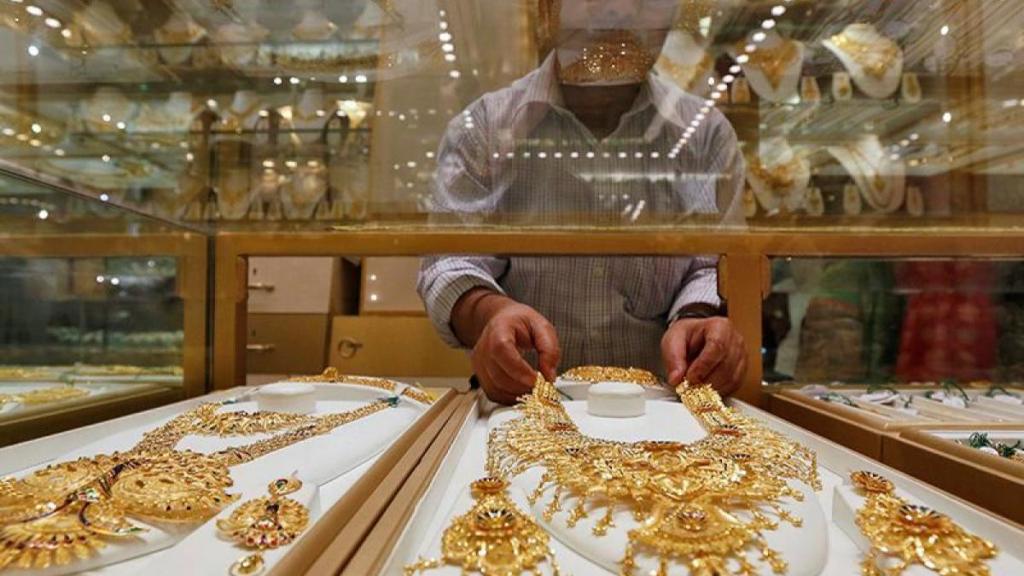 gold, gold jewellery retailers, revenue, gold prices, import duty, volume growth, promotional campaigns, profitability, inventory, store additions, wedding season, festive season