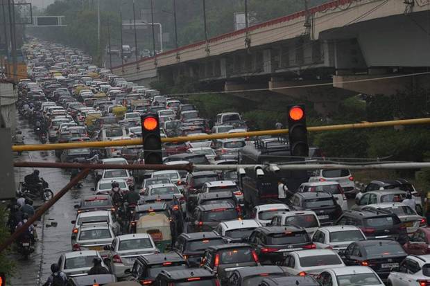 Vehicles stuck in a traffic jam amid intense rainfall.(Photo source: PTI)