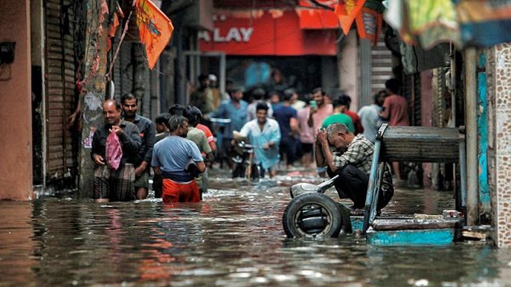 Delhi Rains: Heavy showers flood roads, cars submerged, water enters homes | Videos