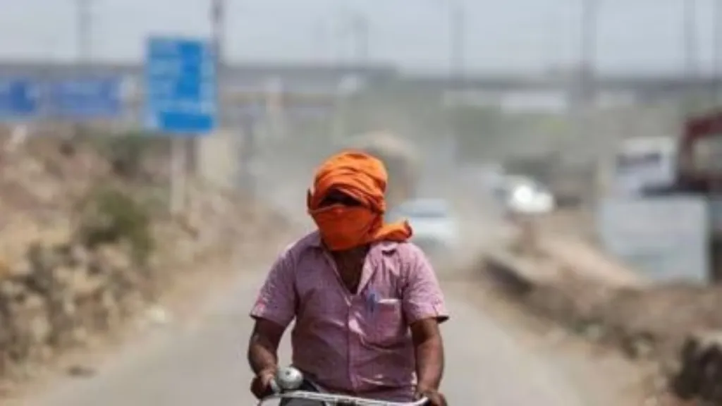 The city has seen minimum temperatures exceed 30 degrees on 10 out of the past seven days in June, offering no relief. During the third week of June, the city's normal minimum temperature is around 27.5 degrees.