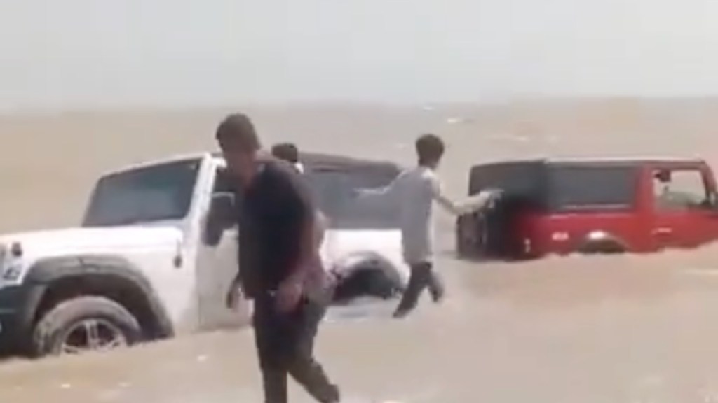 mahindra thar stuck in sea