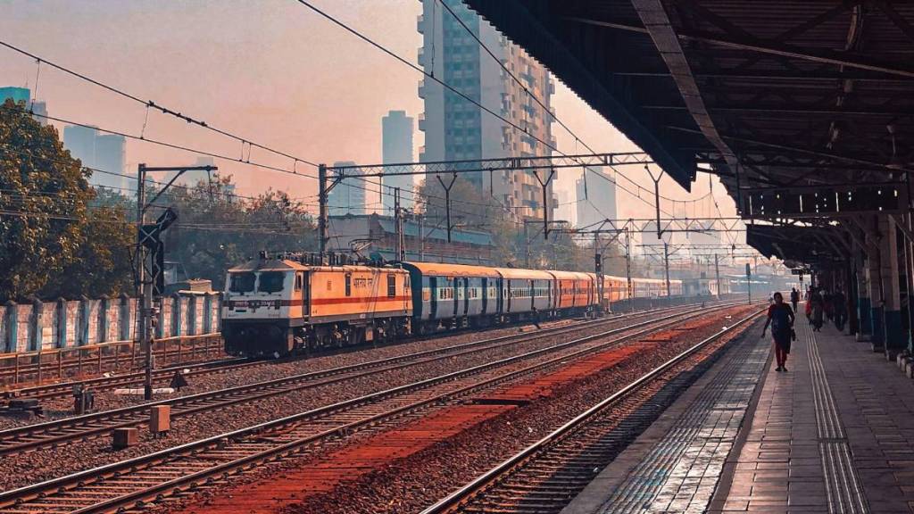 mumbai, mumbai railways, mumbai trains, mumbai train delay, mumbai main line train delay, train relays, mumbai railways