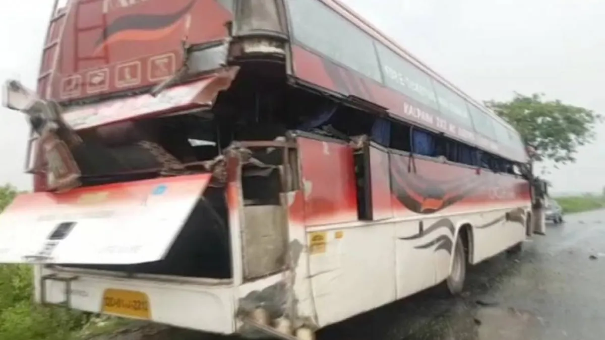 Three dead, 14 injured as bus enroute Hyderabad to Gaya collides with