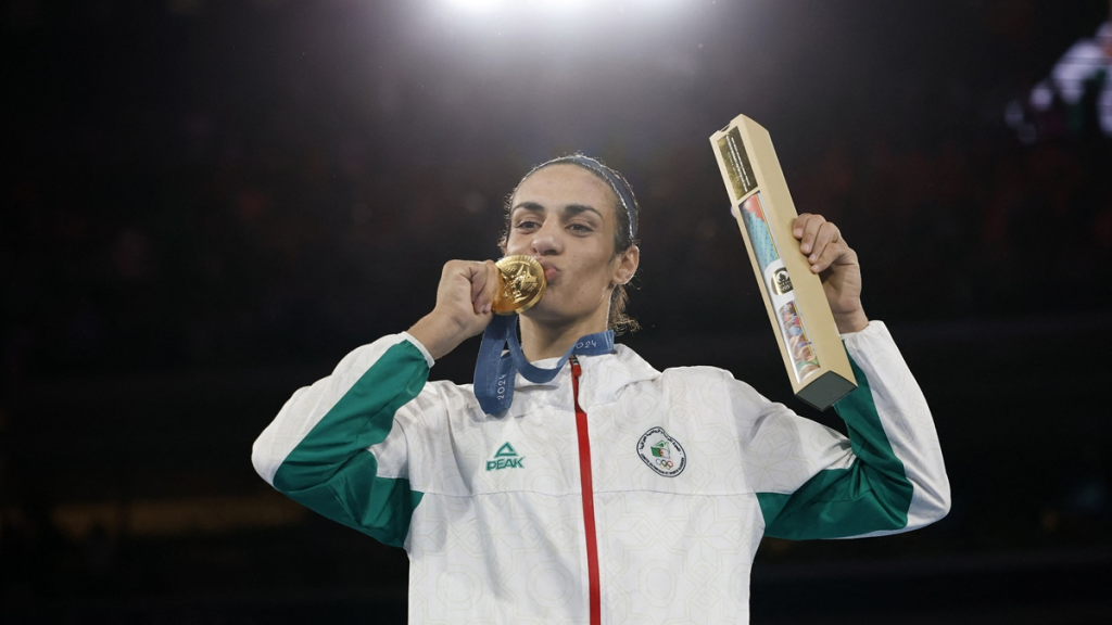 aris 2024 Olympics - Boxing - Women's 66kg - Victory Ceremony - Roland-Garros Stadium, Paris, France - August 09, 2024. Gold medallist Imane Khelif of Algeria kisses her medal. REUTERS/Peter Cziborra