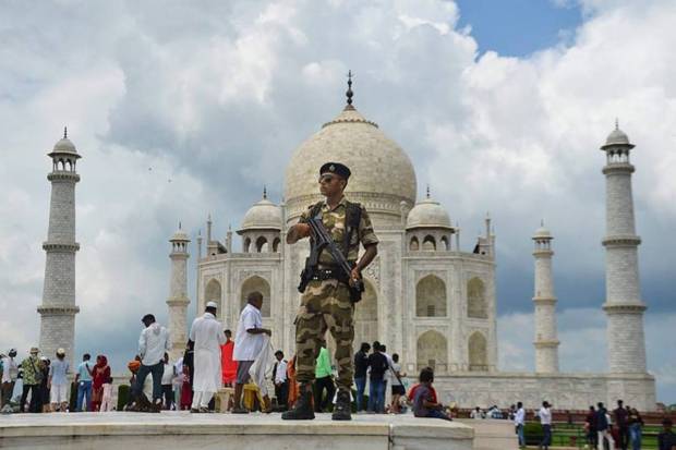 A CISF jawan keeps vigil at the Taj Mahal ahead of the Independence Day, in Agra. (Photo source: PTI)