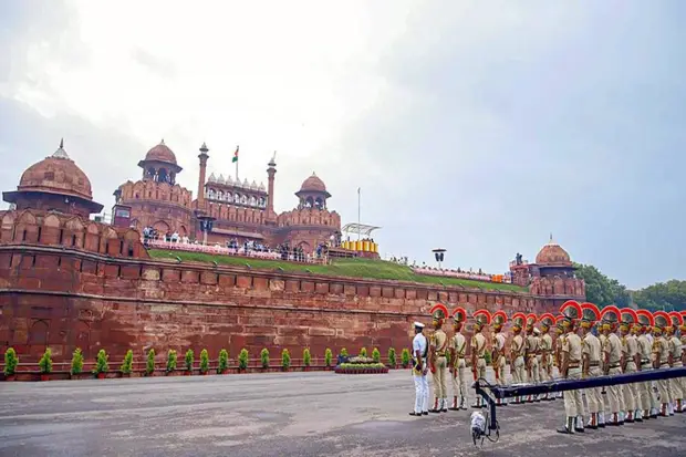 Indian Armed Forces personnel during full dress rehearsal for the 78th Independence Day celebrations at Red Fort, in New Delhi. (Photo source: PTI)