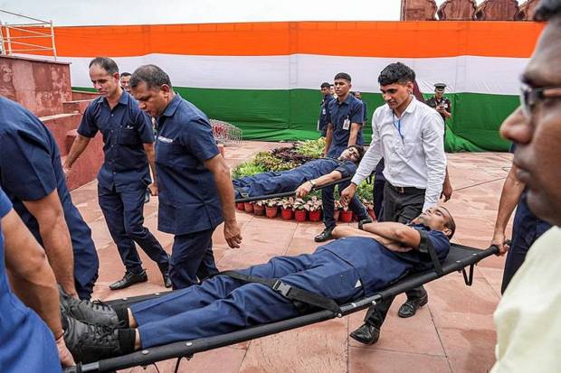 Security personnel conduct a mock drill during full dress rehearsal for the 78th Independence Day celebrations at Red Fort. (Photo source: PTI)