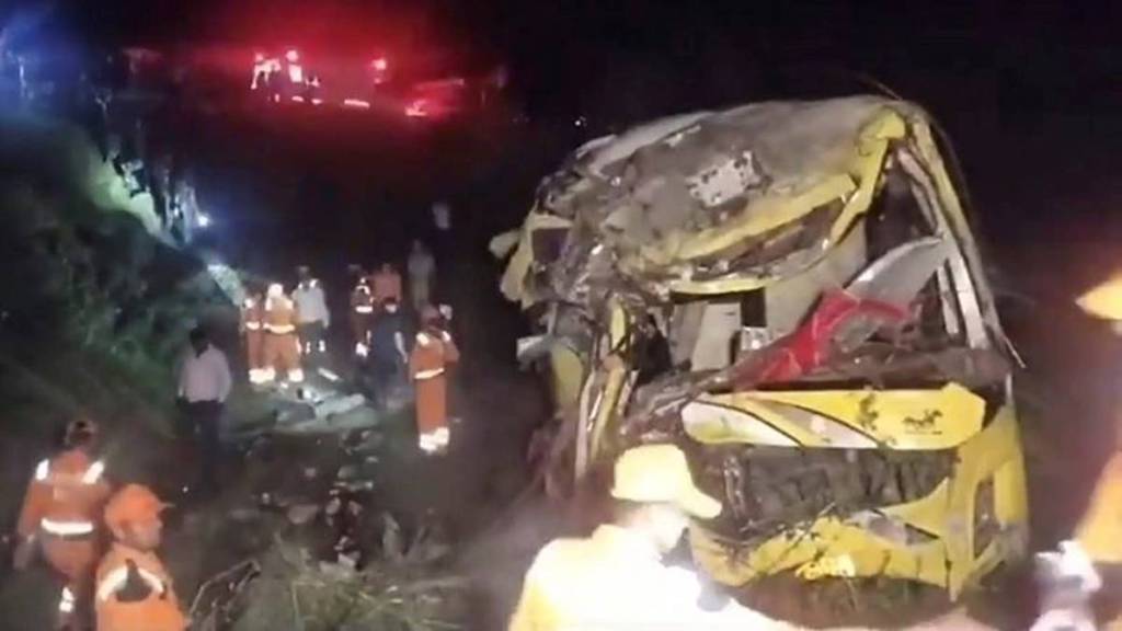 Lucknow-Agra Expressway car-bus collision