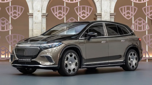 New-Maybach-EQS-SUV-Front