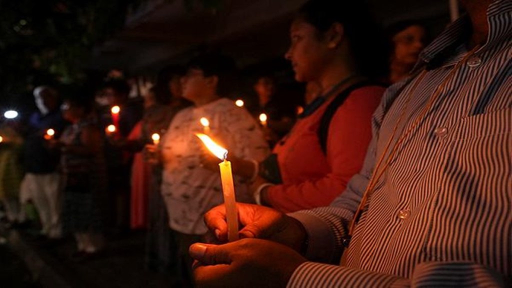 Doctor rape-murder case: Kolkata turns off lights in protest, carries out candle march