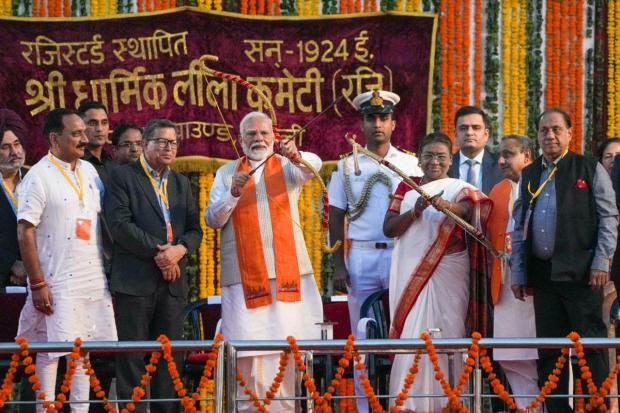 President Droupadi Murmu, Prime Minister Narendra Modi, BJP leaders Praveen Khandelwal and Virendra Sachdeva and others during celebration of the ‘Dussehra’ festival organised by Shri Dharmik Leela Committee in Delhi.