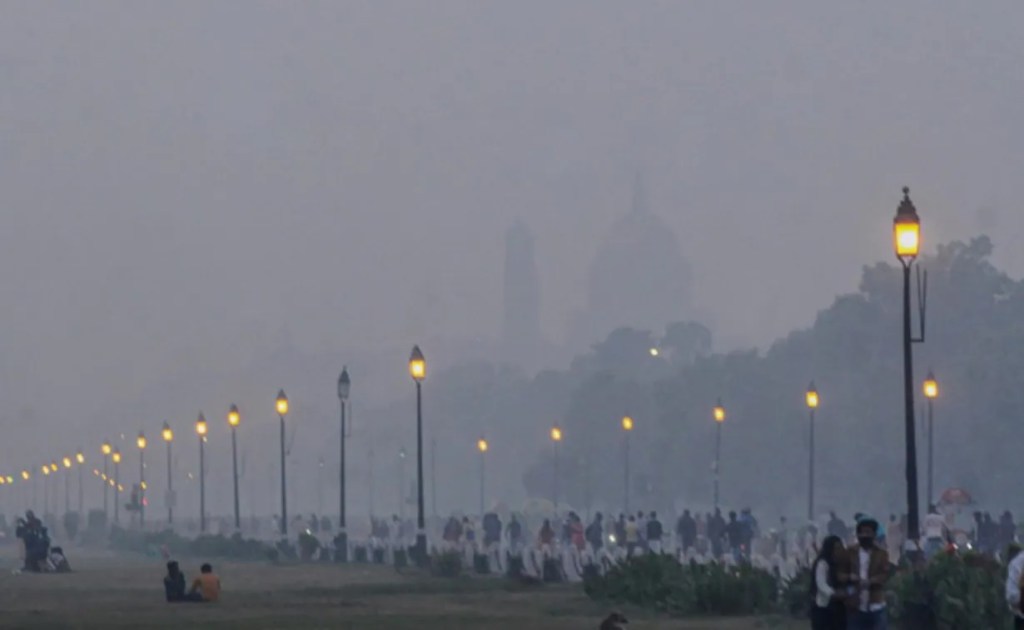 Delhi Air Pollution: Air quality continues to remain 'very poor', AQI at 351 in Anand Vihar