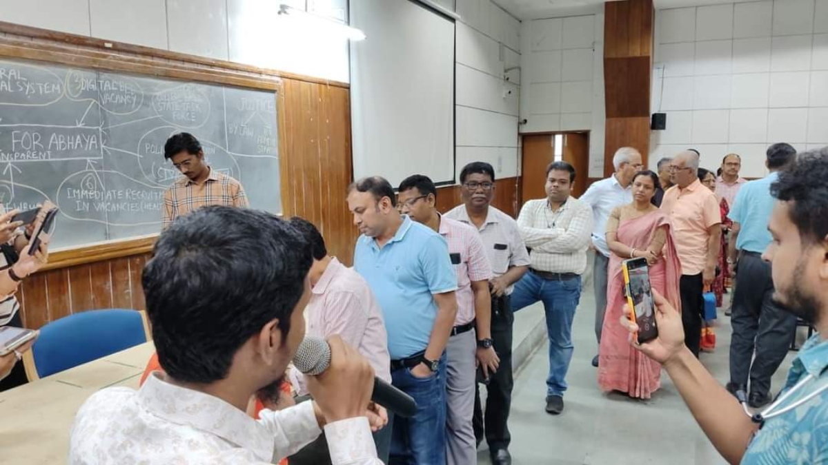 Kolkata RG Kar Hospital 50 senior doctors resign in solidarity with