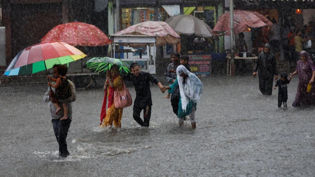 weather today, weather report, weather news, weather in delhi, weather in mumbai, bihar floods, flood in bihar