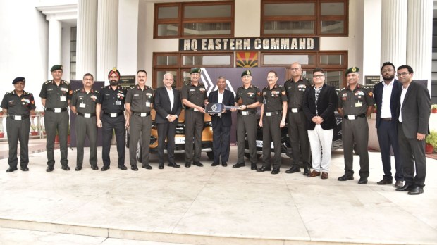 Venkatram M., MD & Country CEO of Renault India, handed over the cars to Lt. Gen. R.C. Tiwari, UYSM, AVSM, SM, GOC-IN-C, Eastern Command