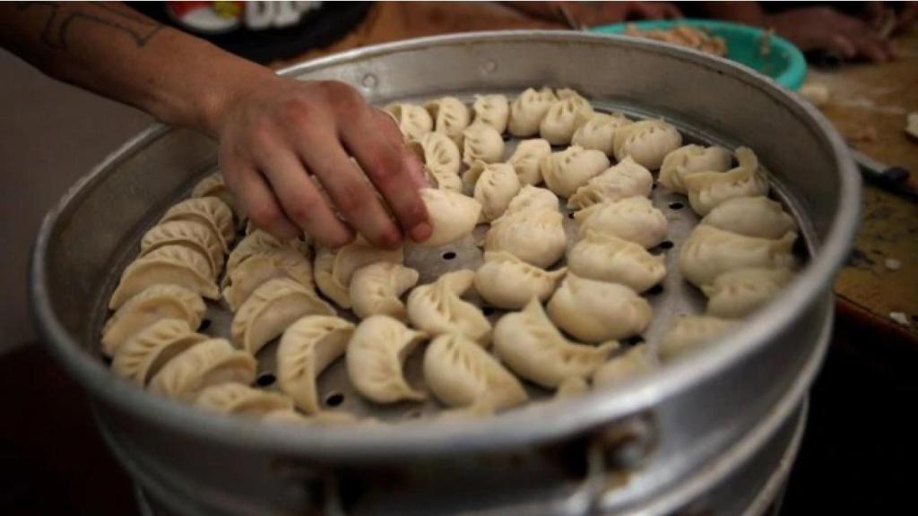 Hyderabad, woman dies after eating momos, food poisoning Hyderabad, street vendors unlicensed