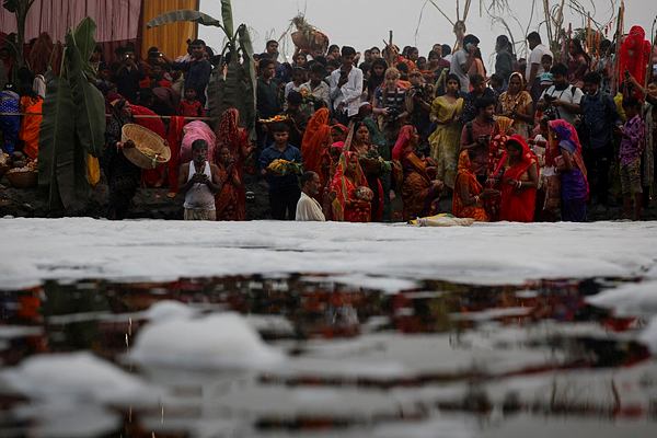 AQI remains very poor; smog blankets city reducing visibility, Devotees brave polluted Yamuna to celebrate Chhath Puja
