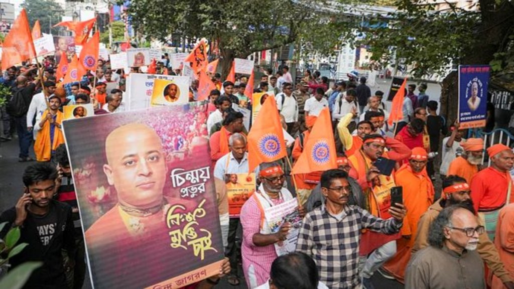 Activists of Hindu Jagaran Mancha participate in a rally to protest over arrest of Chinmoy Krishna Das by the Bangladesh police, in Kolkata, West Bengal, Thursday, Nov. 28, 2024. (PTI Photo/Swapan Mahapatra)