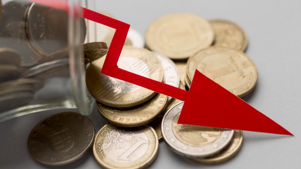 Indian Rupee weakens, amid dollar strengthening due to expected US monetary policy (Image Source: Freepik)