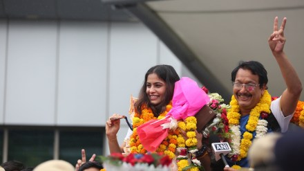 Double Olympic bronze medal-winning shooter Manu Bhaker was given a grand welcome at the Delhi airport on wednesday. Manu's coach was also seen with her. Express Photo by Gajendra Yadav.