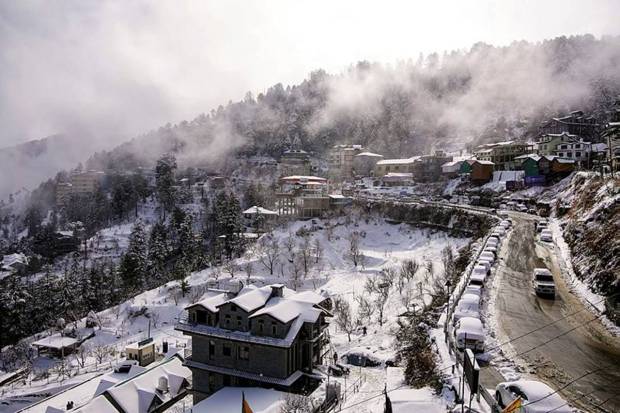 Tourists from Uttar Pradesh, West Bengal and other states are visiting Shimla to witness the magical fresh snowfall in Shimla. (Photo source: PTI)