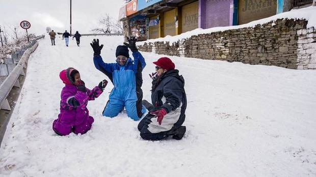 Tourists play with snow at Kufri. (Photo source: PTI)