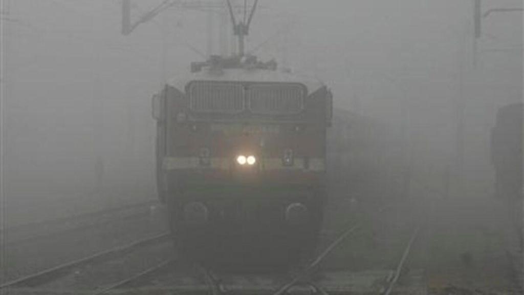 late trains in delhi, indian railways, railway update, fog in delhi, delhi winter, weather in delhi, train late due to fog