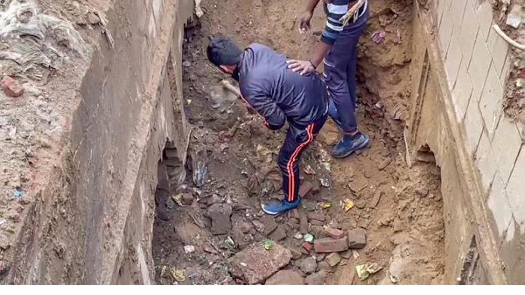  Workers during excavation work at a site at Chandausi area, in Sambhal district, Sunday, Dec. 22, 2024. (PTI Photo)