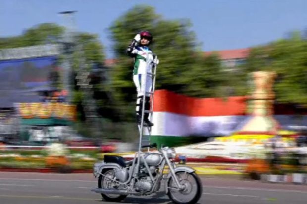 The Corps of Signals Motorcycle Rider Display Team, famously known as ‘The Dare Devils,’ showcased their remarkable skills during the Republic Day Parade 2025 at Kartavya Path in New Delhi. (Image Source: YouTube/DD)