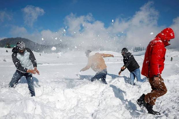 People throw snowballs at each other in Gulmarg, a ski resort and one of the main tourist attractions in the Kashmir region. (Photo source: Reuters)