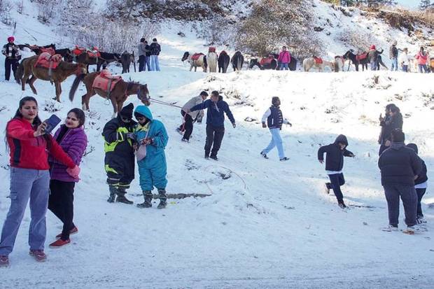 Tourists after fresh snowfall, at Kufri near Shimla, Himachal Pradesh. (Photo source: PTI)