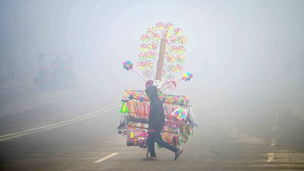  A vendor during a foggy morning, near Sangam in Prayagraj, Thursday, Jan. 2, 2025. (Photo source: PTI)