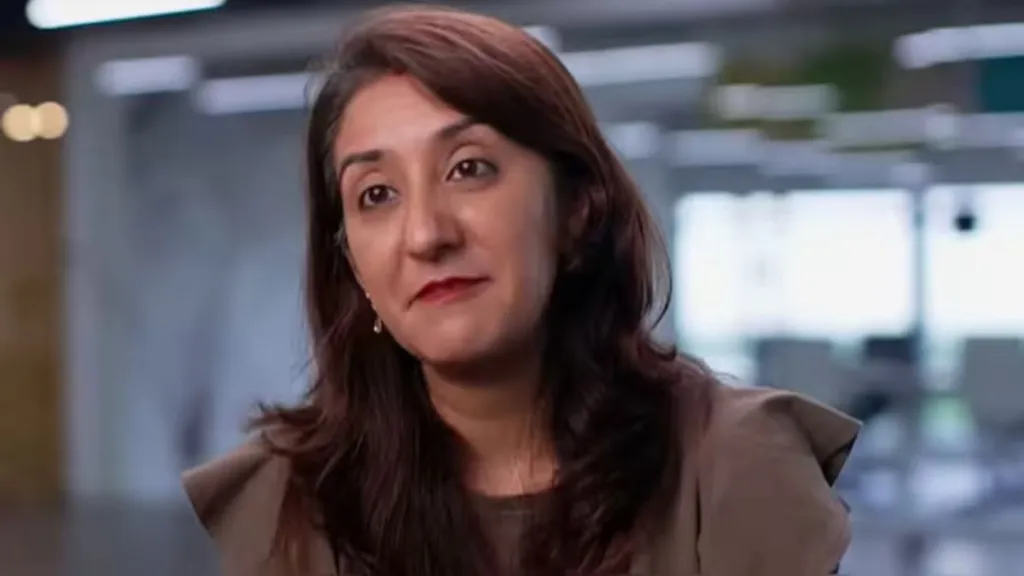 Meet super-mom Rachel Kaur, who flies 350 km daily for work. (Image Source: YouTube/@CNAInsider)