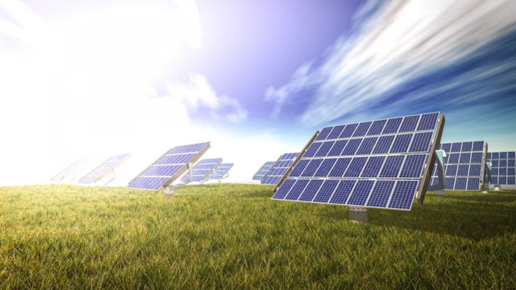 Despite growth in solar capacity, domestic plants often fall short of their target. (Image Source: Freepik)