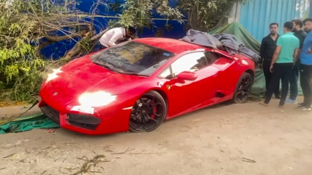 Lamborghini Huracan crashed in Noida