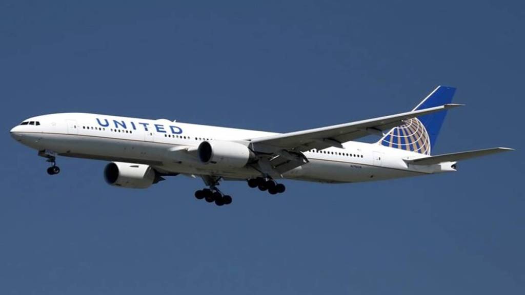 US pilot takes u turn after forgetting passport