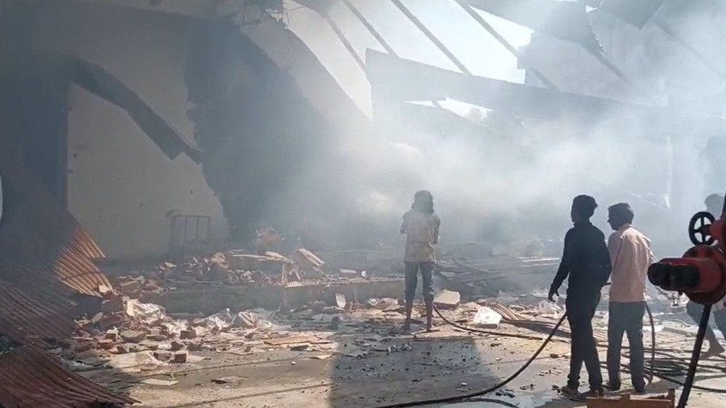 fire, blast, building collapse, Gujarat, Banaskantha, firecracker warehouse