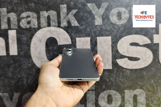 The S25 Edge is equipped with a 3900mAh battery, designed to comfortably last through a typical day of use. It supports 25W wired fast charging, wireless charging, and reverse wireless charging (branded as Wireless PowerShare), which lets users charge compatible accessories on the go. Connectivity options include Wi-Fi 7, Bluetooth 5.4, 5G, and NFC, covering all modern standards.