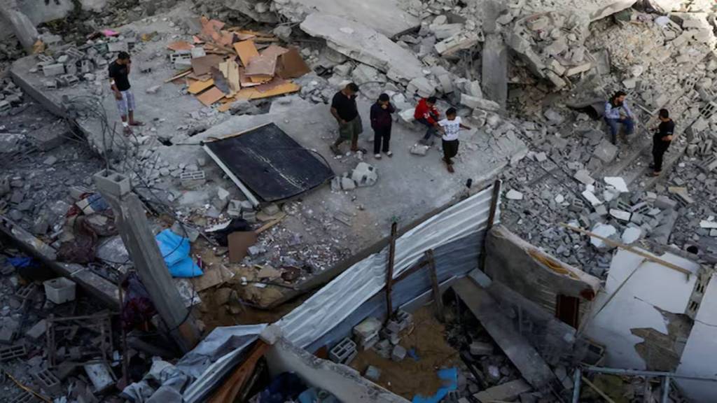 Palestinians inspect the site of an Israeli strike on a house, in Khan Younis in the southern Gaza Strip, May 3, 2025. (Photo source: Reuters)