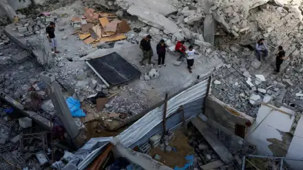Palestinians inspect the site of an Israeli strike on a house, in Khan Younis in the southern Gaza Strip, May 3, 2025. (Photo source: Reuters)