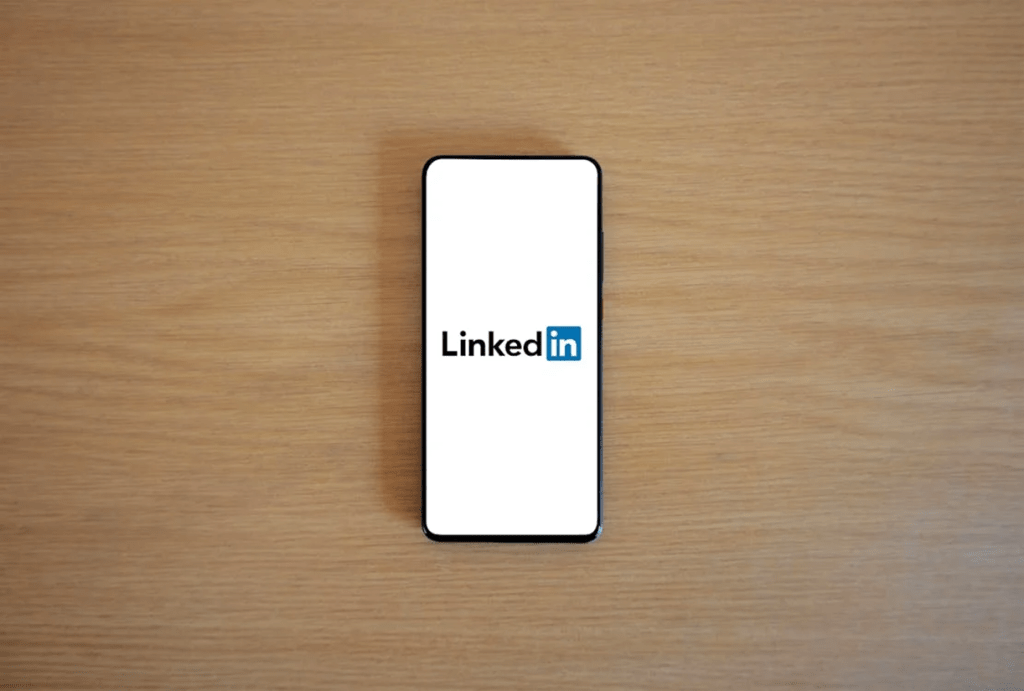 LinkedIn doppelgänger? Ex-DBS employee shares post after meeting former CEO Piyush Gupta in Bali, he clarifies 'wasn't me' (Photo via Pexels)
