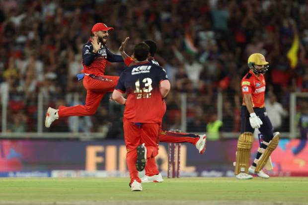 Royal Challengers Bengaluru's Virat Kohli celebrates the wicket of Punjab Kings' Shreyas Iyer. (Photo source: Reuters)
