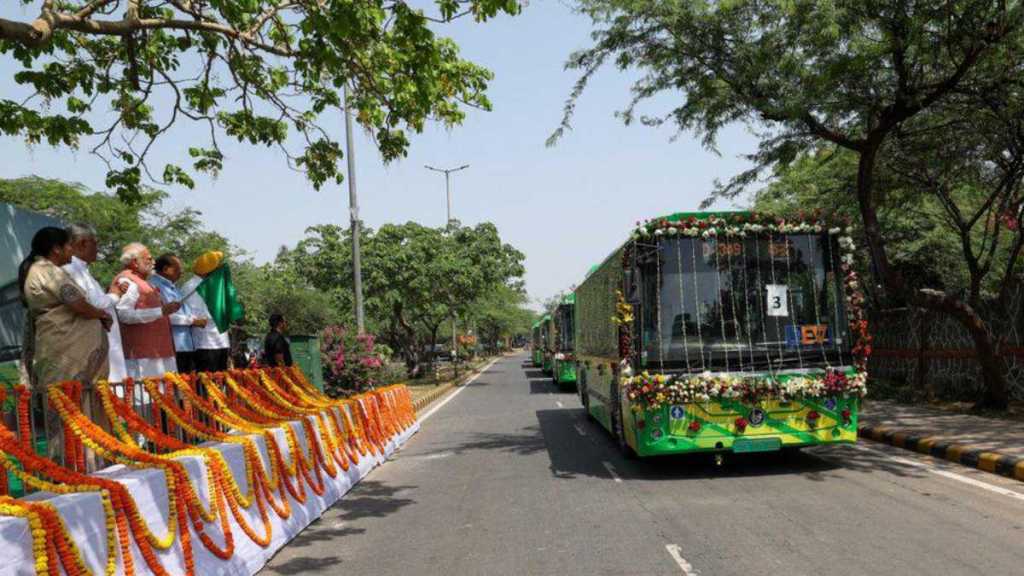 For free bus riders, apply for Saheli Smart Card