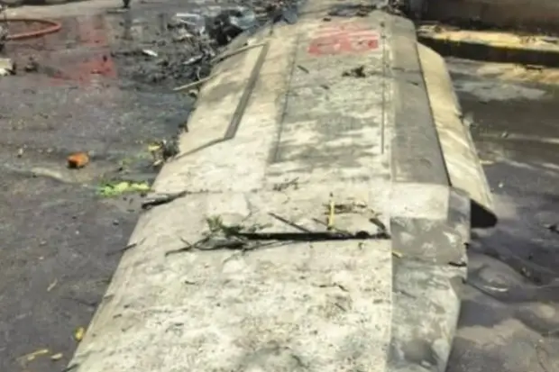  Part of the right wing was found heavily destroyed across Building A and Building B. The Outboard section of the wing was recovered over 500 feet from the first contact point. (Photo source: AAIB)